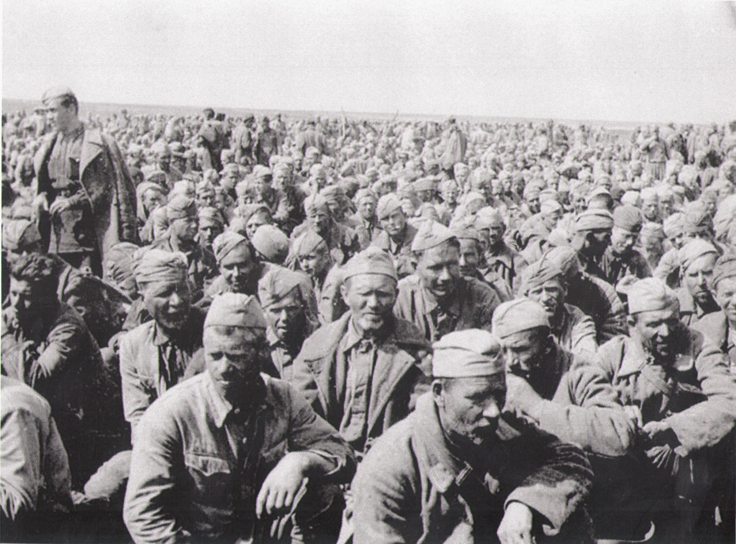 Количество советских военнопленных. ВОВ советские военнопленные 1941. Лагерь советских военнопленных 1941. Пленные советские солдаты ВОВ.